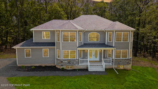 a view of front of a house with a yard