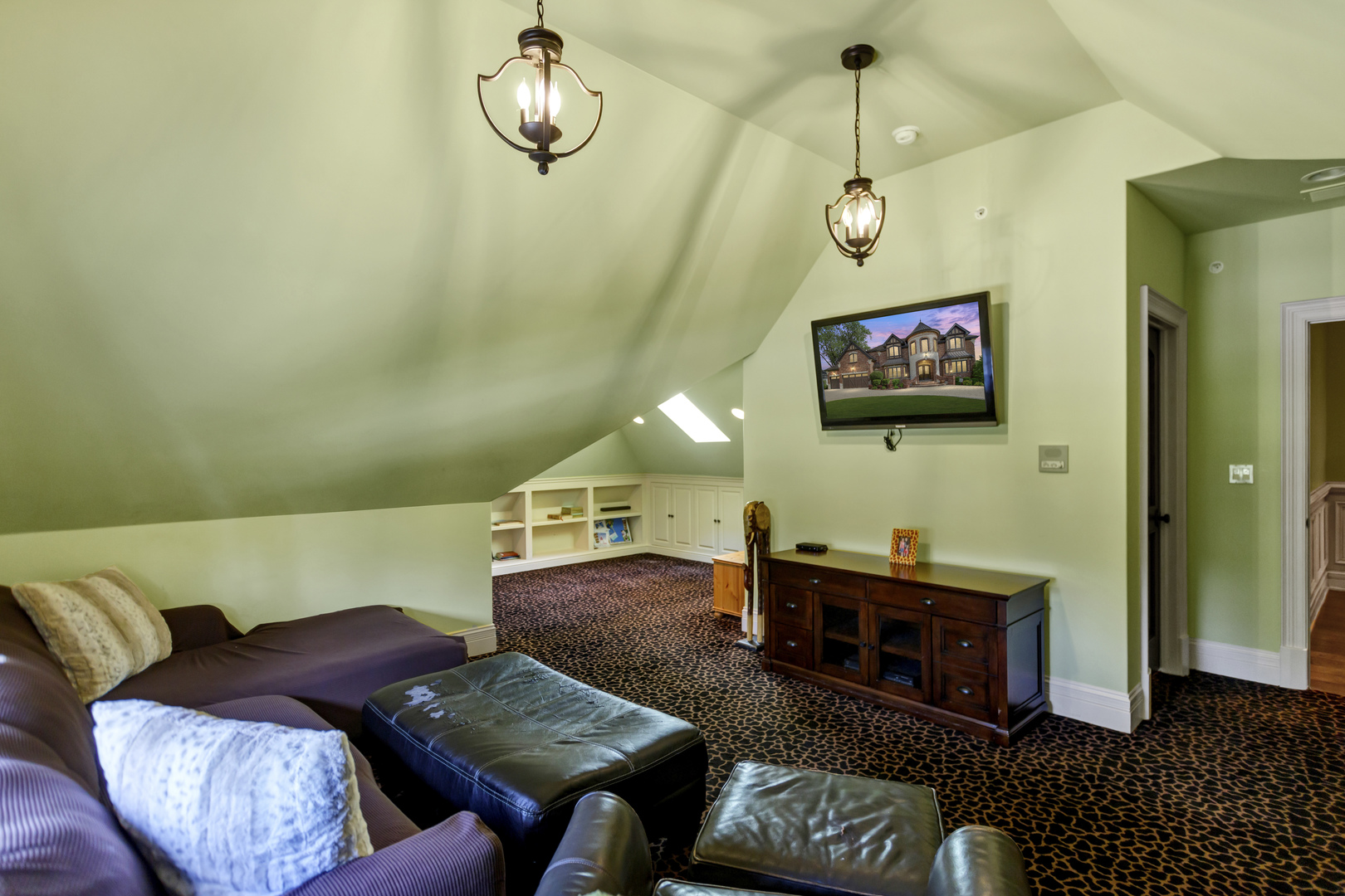 400 West Maple Avenue Roselle, IL 60172 - Photo 56 of 91 a living room with furniture