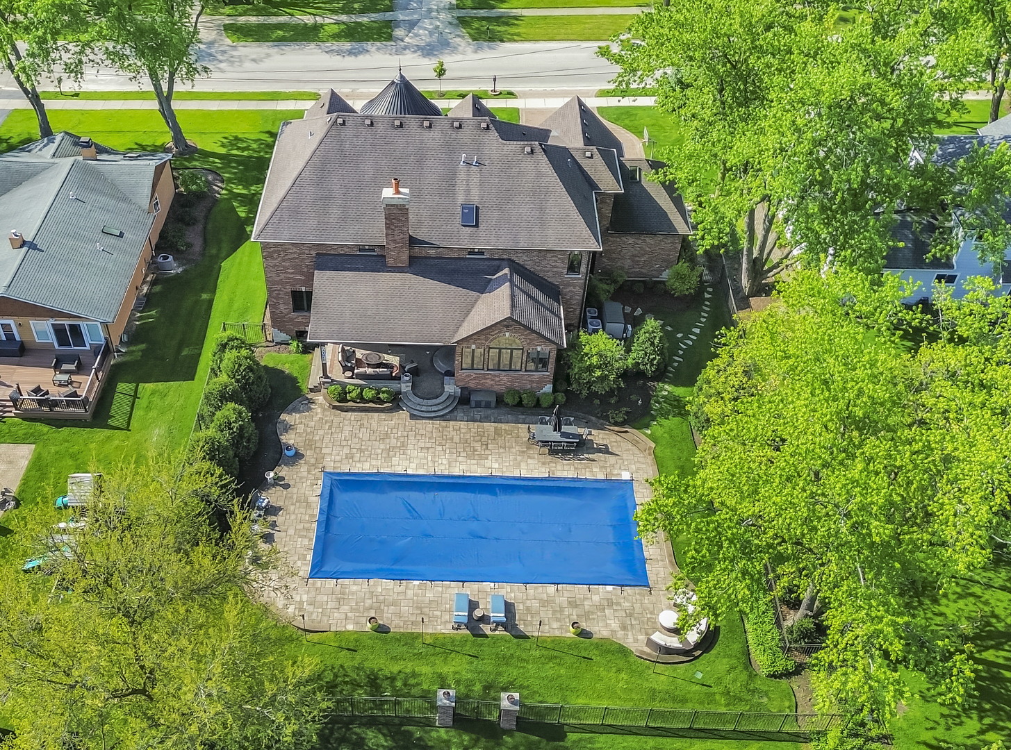 400 West Maple Avenue Roselle, IL 60172 - Photo 87 of 91 an aerial view of a house with a garden
