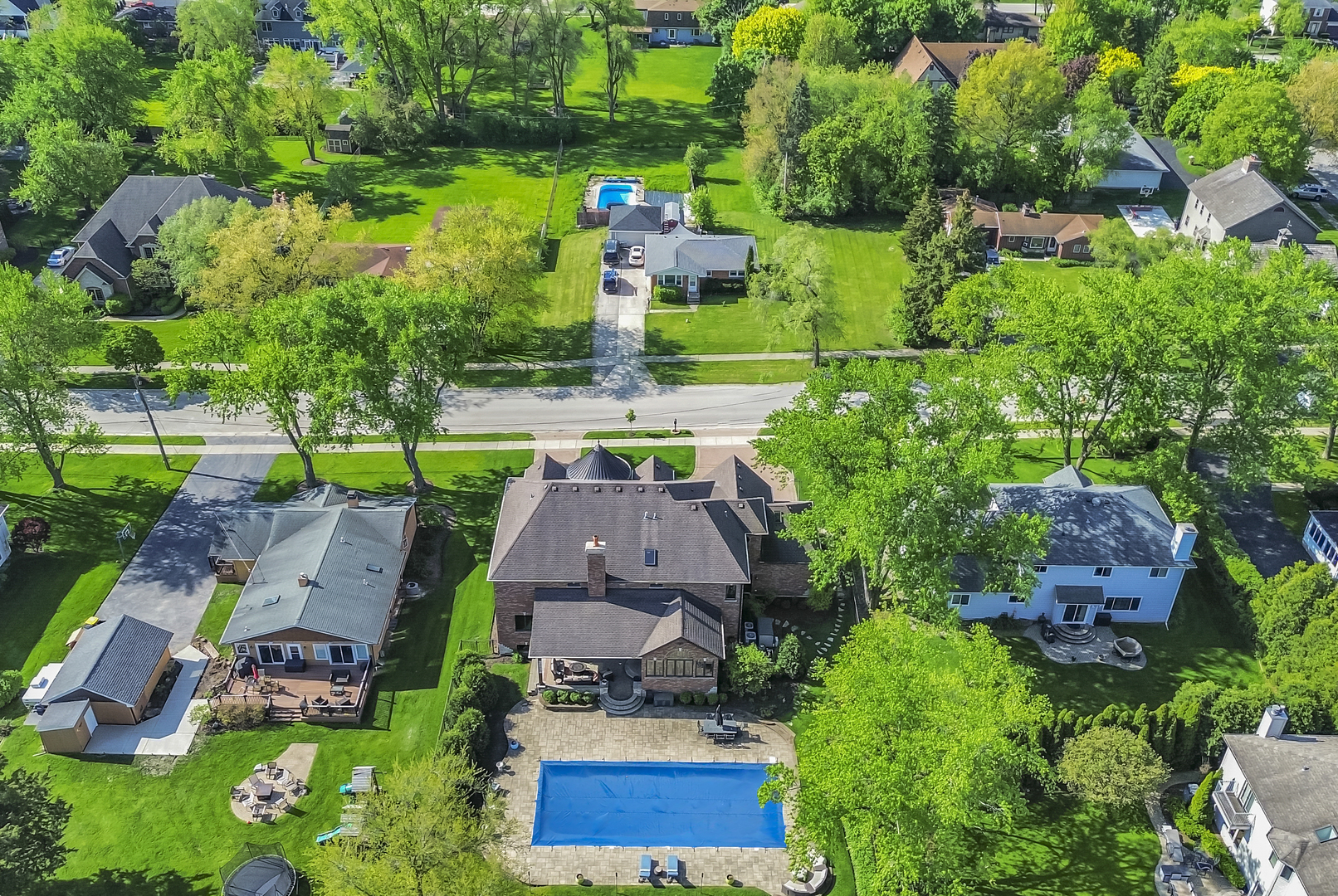 400 West Maple Avenue Roselle, IL 60172 - Photo 88 of 91 an aerial view of multiple houses with yard