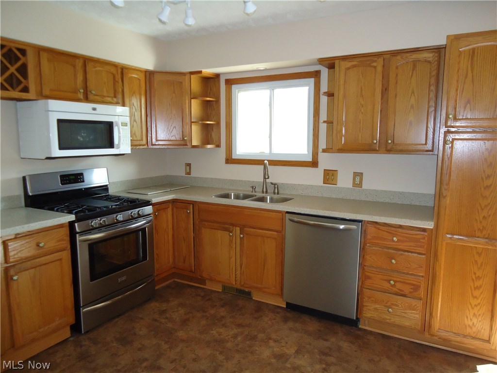 1656 Ridgewood Road Wadsworth, OH 44281 - Photo 2 of 23 Gallery Image 2
