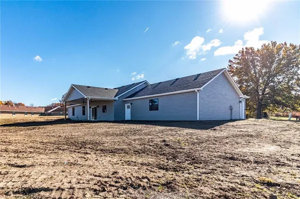 $335,000 | 106 Lake Shore Drive, Windsor, MO 65360