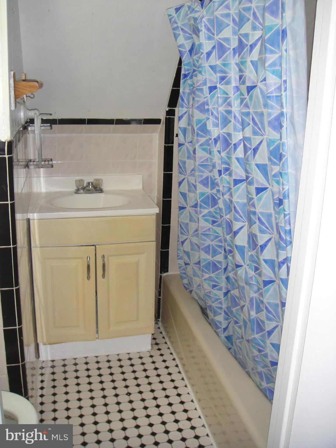 11509 Higby Street Silver Spring, MD 20902 - Photo 20 of 34 Upstairs full Bath