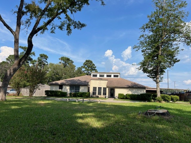 14221 Horseshoe Bend Conroe, TX 77384 - Photo 2 of 21 a front view of a house with a garden
