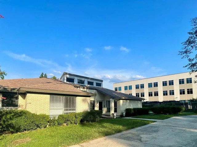 a view of house with a yard