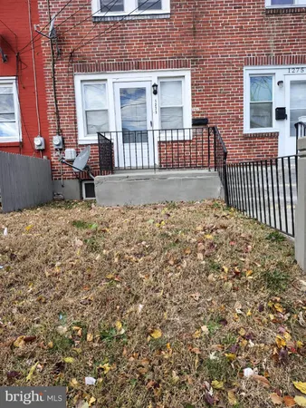 a view of a house with backyard and porch