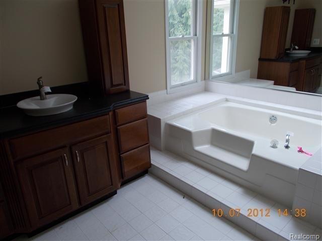 2844 Chancery Court Rochester, MI 48306 - Photo 9 of 9 masterbath.JPG