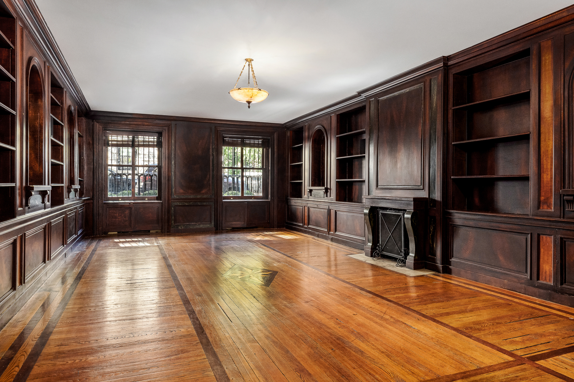 11 Gramercy Park South Manhattan, NY 10003 - Photo 12 of 27 a view of an empty room with wooden floor and a window