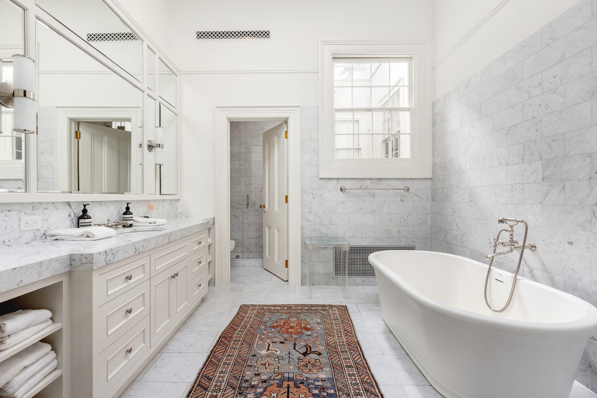 11 Gramercy Park South Manhattan, NY 10003 - Photo 19 of 27 a spacious bathroom with a bathtub sink and mirror