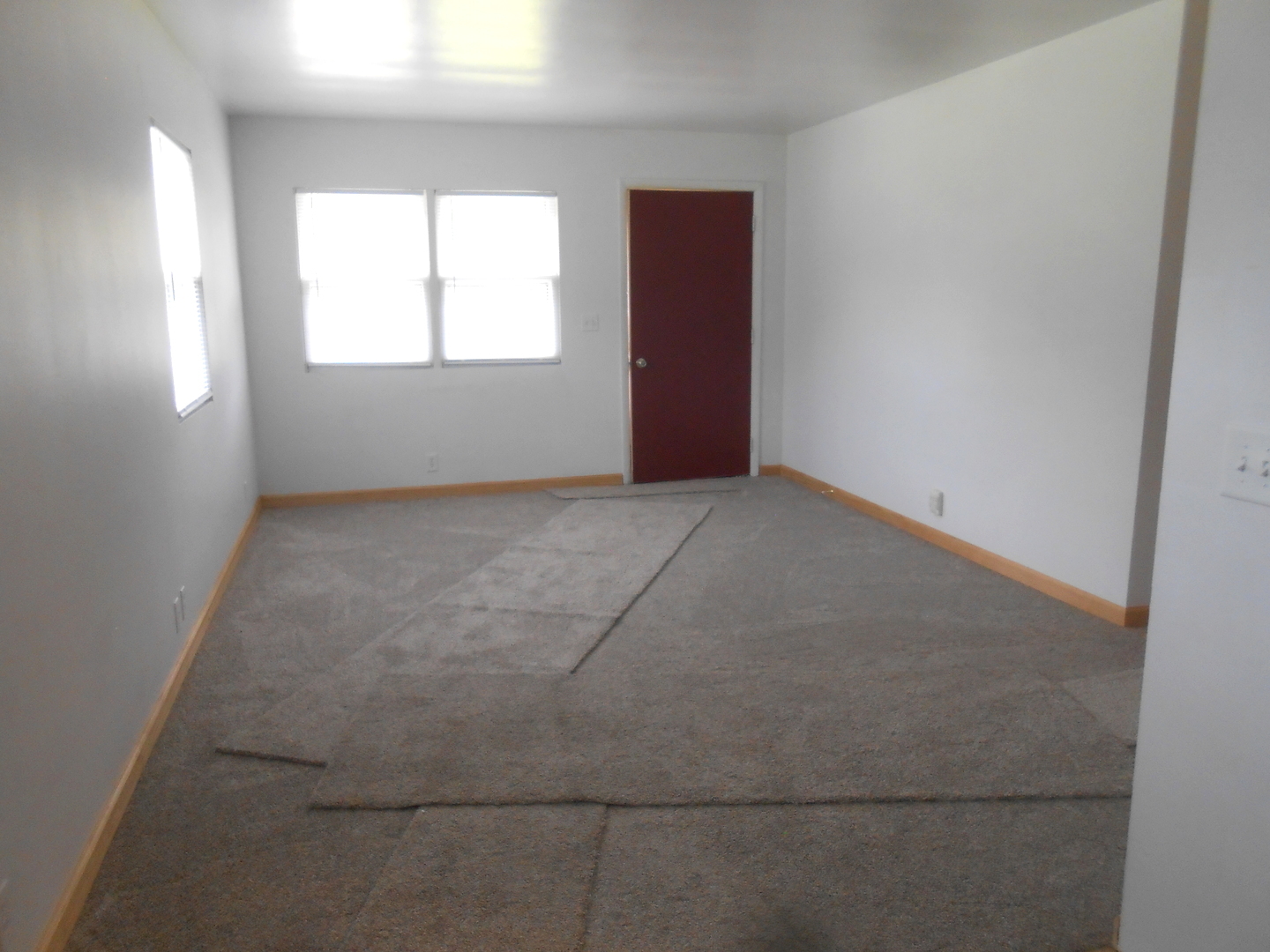 1955-65 West Southmor Road Morris, IL 60450 - Photo 2 of 12 an empty room with windows