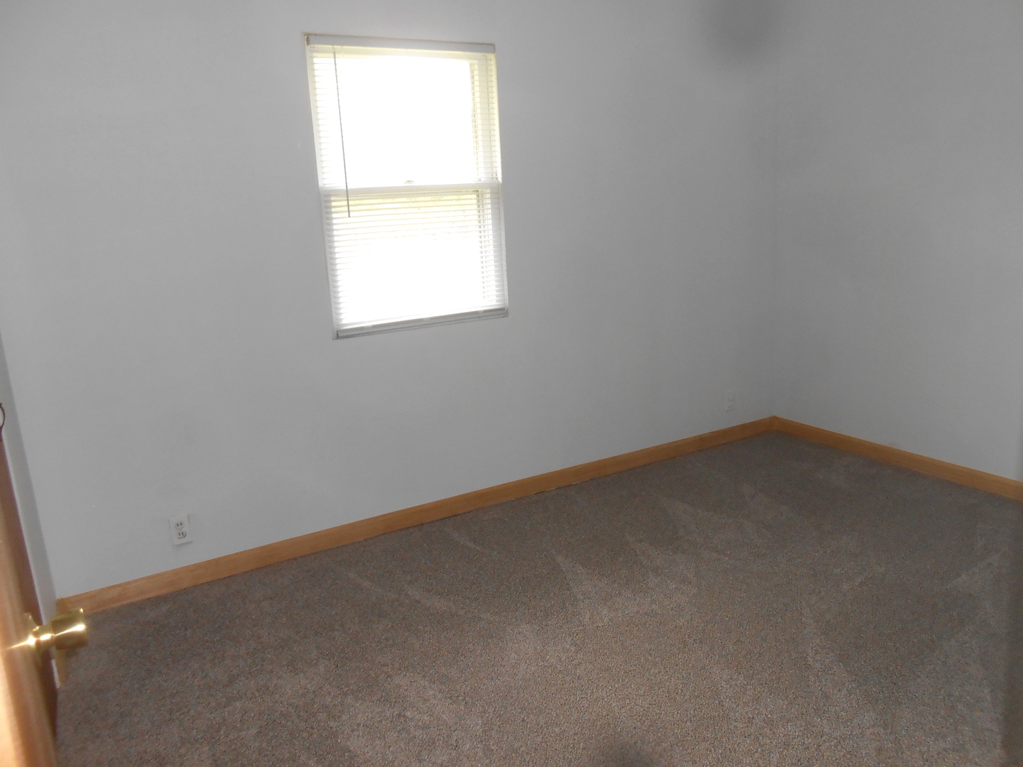 1955-65 West Southmor Road Morris, IL 60450 - Photo 11 of 12 an empty room with a window