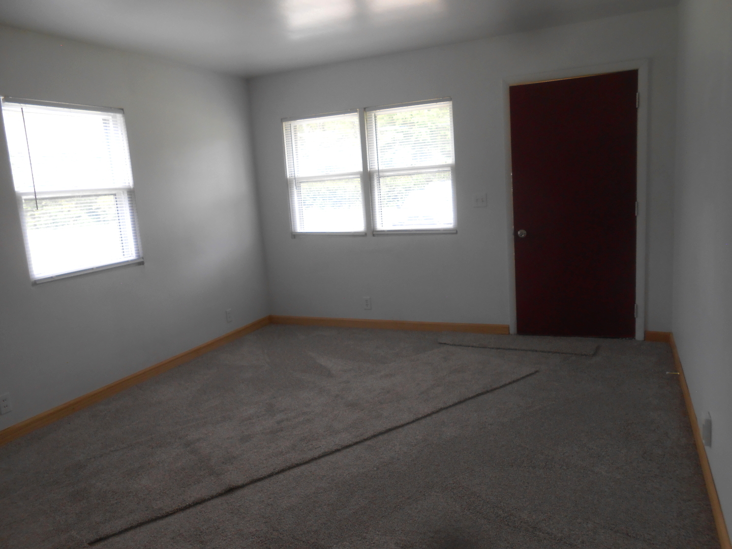 1955-65 West Southmor Road Morris, IL 60450 - Photo 3 of 12 an empty room with a window