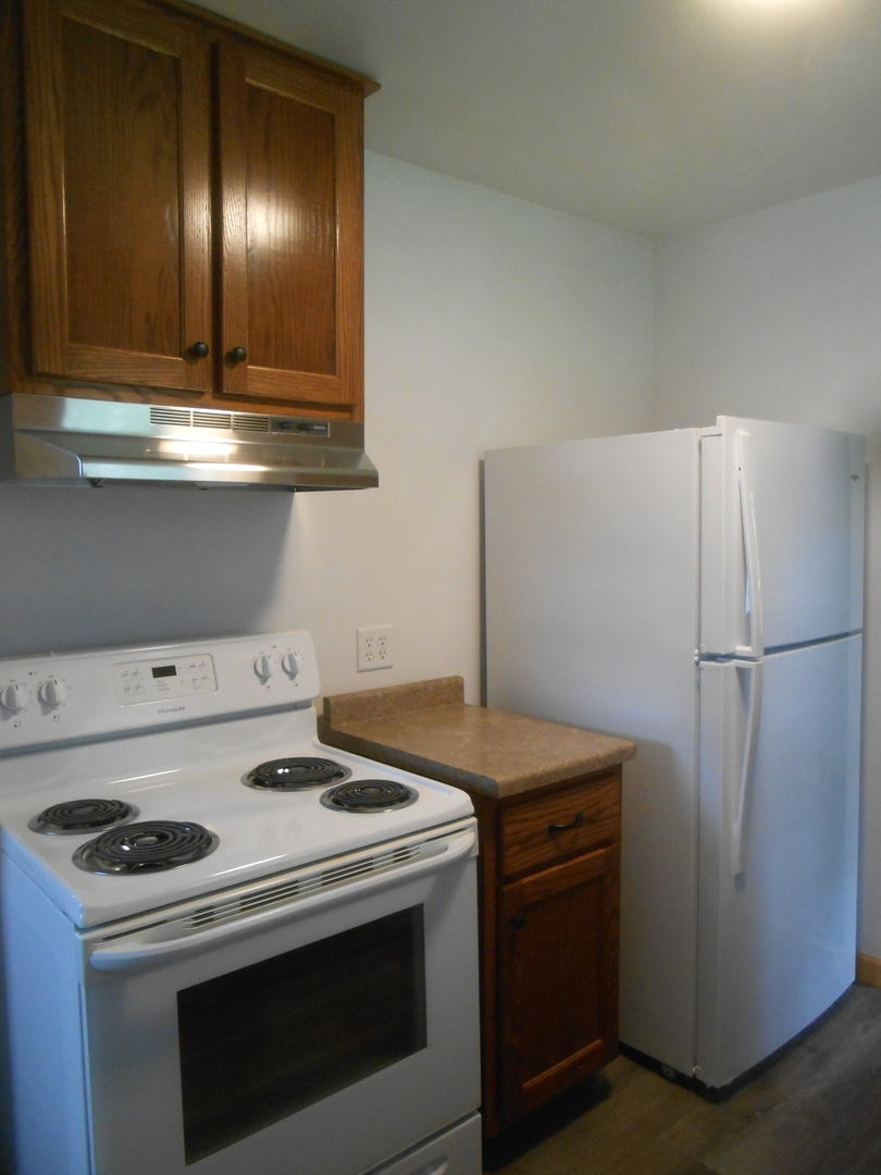 1955-65 West Southmor Road Morris, IL 60450 - Photo 8 of 12 a kitchen with a stove and a refrigerator