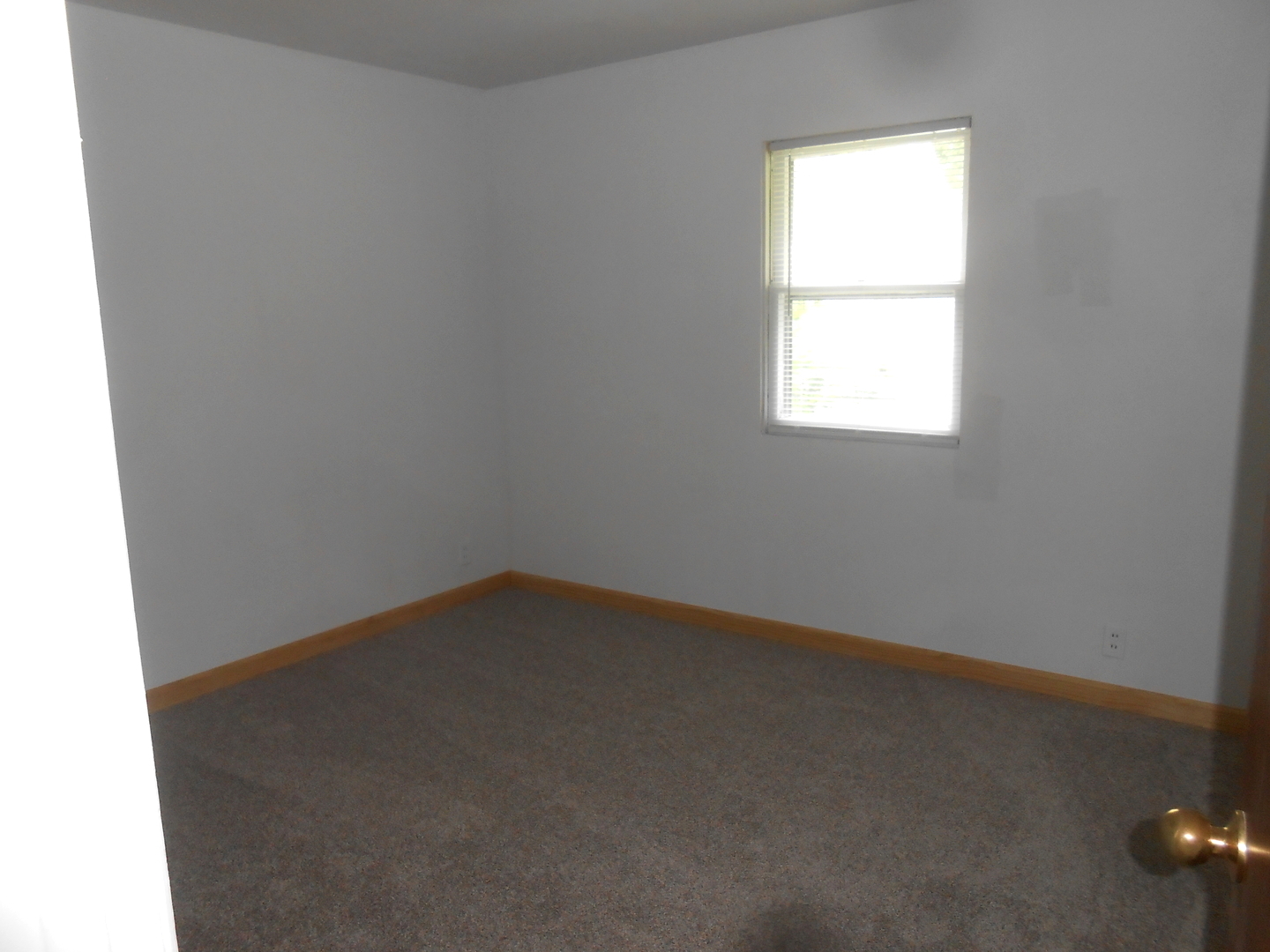1955-65 West Southmor Road Morris, IL 60450 - Photo 9 of 12 an empty room with a window