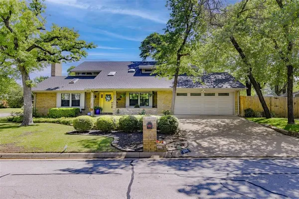 $2,995 | 2205 Prestonwood Drive, Arlington, TX 76012