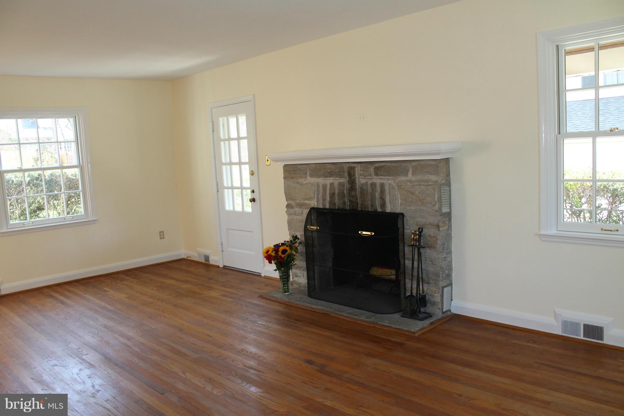 617 Piccadilly Road Baltimore, MD 21204 - Photo 3 of 23 Living Room