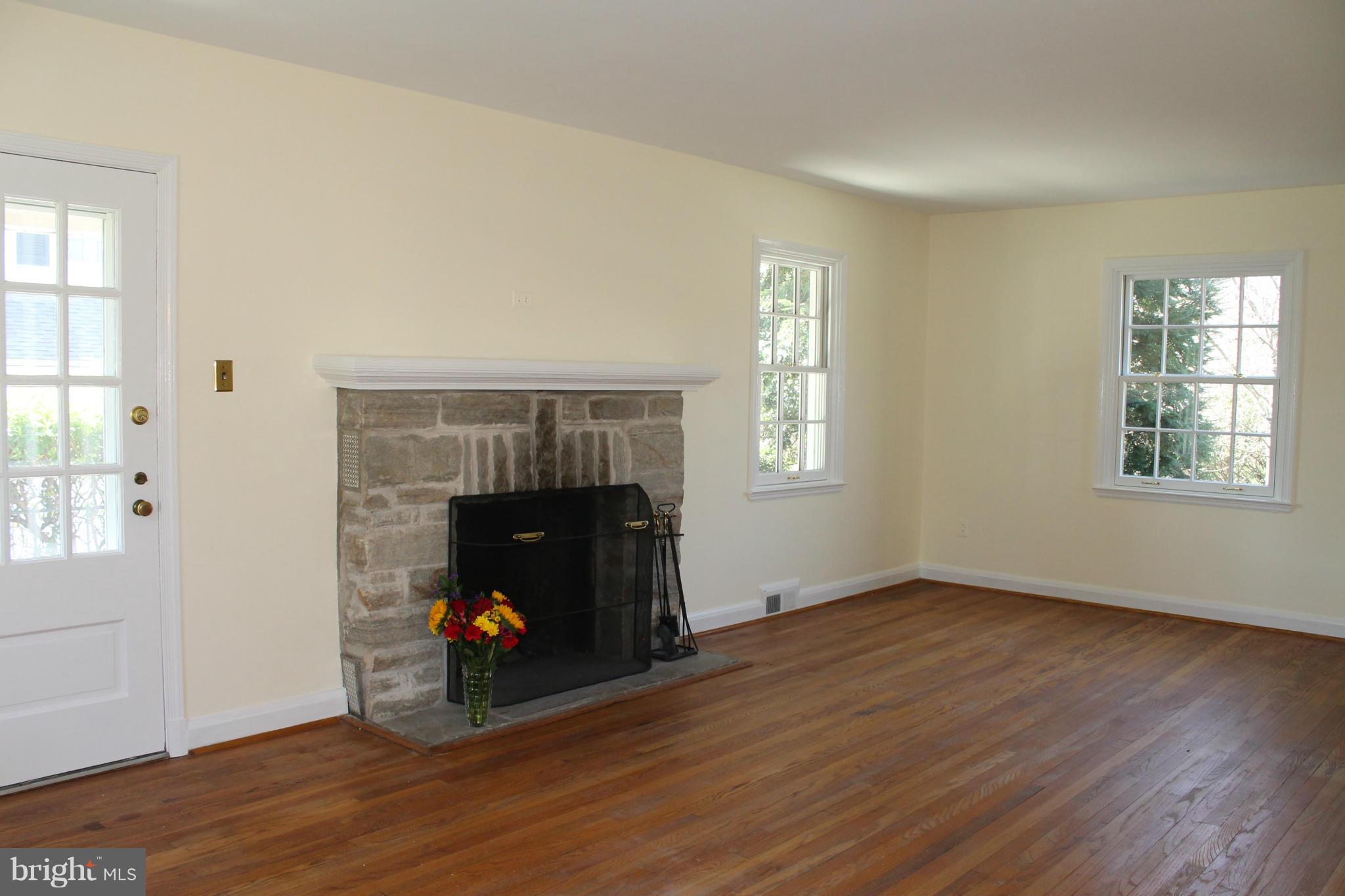 617 Piccadilly Road Baltimore, MD 21204 - Photo 4 of 23 Living Room