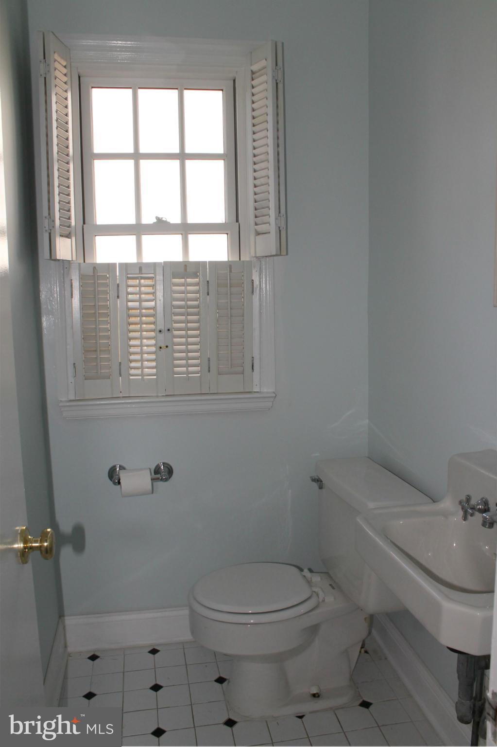 617 Piccadilly Road Baltimore, MD 21204 - Photo 9 of 23 Bath