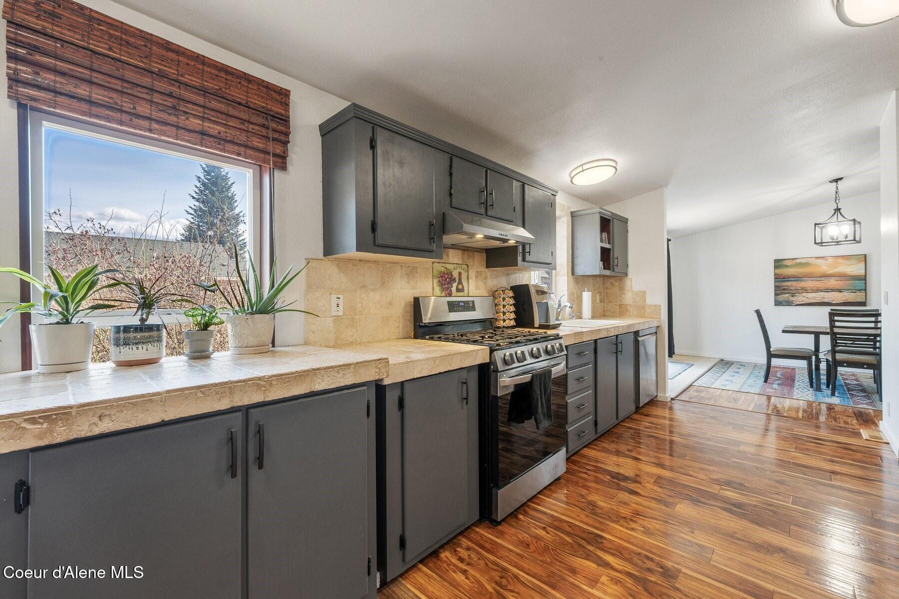 662 Roberson Way Sandpoint, ID 83864 - Photo 11 of 60 Large Kitchen