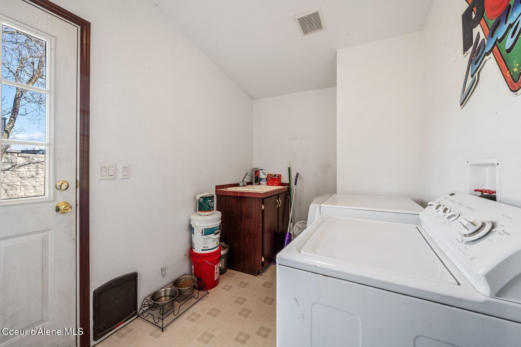 662 Roberson Way Sandpoint, ID 83864 - Photo 28 of 60 Laundry Room