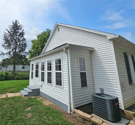 $94,900 | 136 North Hamilton Street, Hillsboro, IL 62049