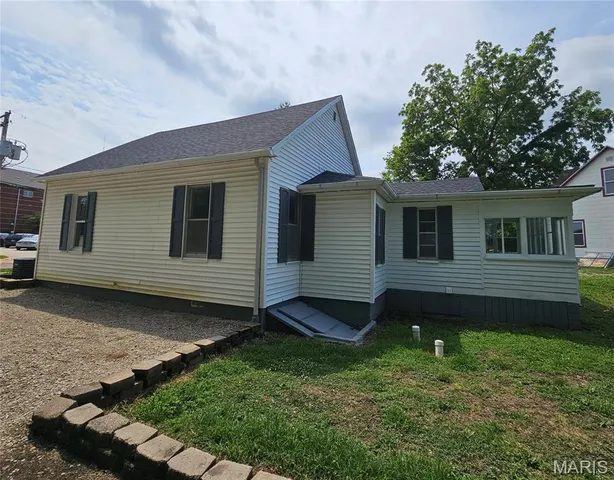 $94,900 | 136 North Hamilton Street, Hillsboro, IL 62049