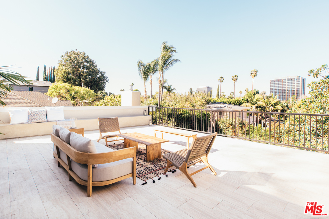 15655 Woodvale Road Encino, CA 91436 - Photo 11 of 15