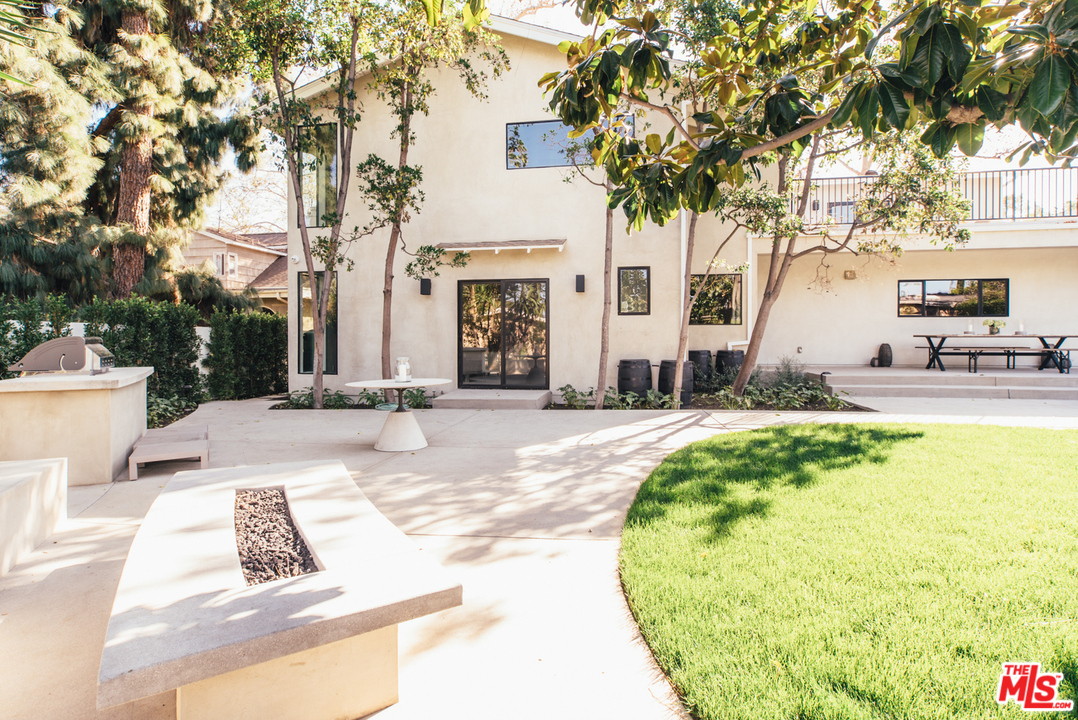 15655 Woodvale Road Encino, CA 91436 - Photo 13 of 15