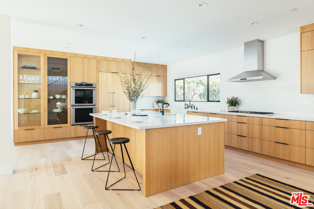 15655 Woodvale Road Encino, CA 91436 - Photo 3 of 15