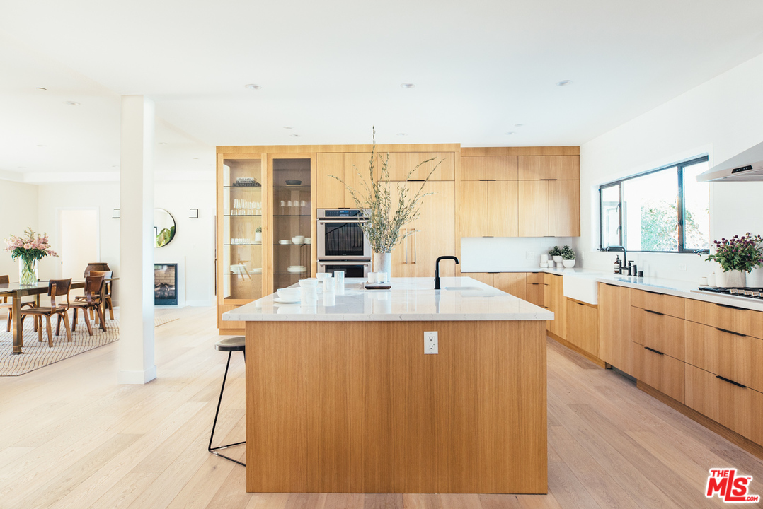 15655 Woodvale Road Encino, CA 91436 - Photo 4 of 15