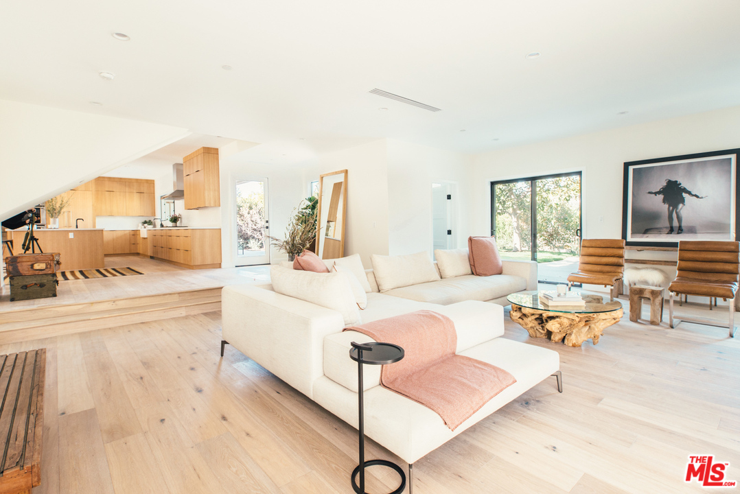 15655 Woodvale Road Encino, CA 91436 - Photo 5 of 15