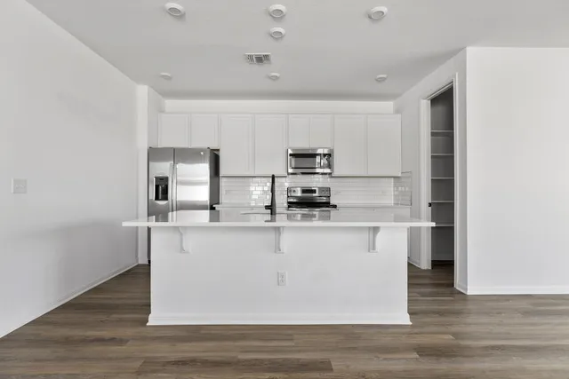 $2,050 | 612 Seabiscuit Drive, Jarrell, TX 76537