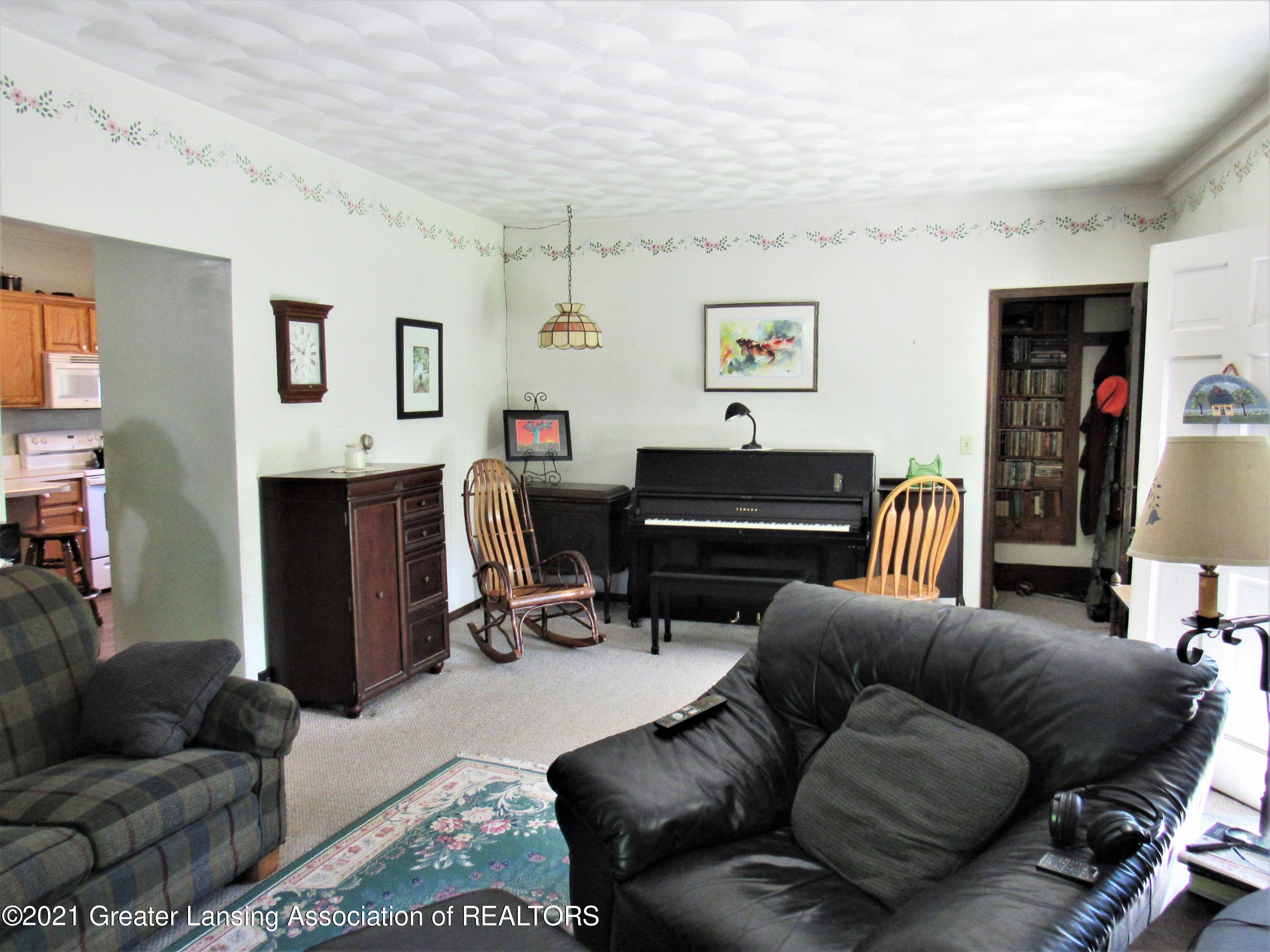 13567 Oneida Road Grand Ledge, MI 48837 - Photo 10 of 46 Front Living Room
