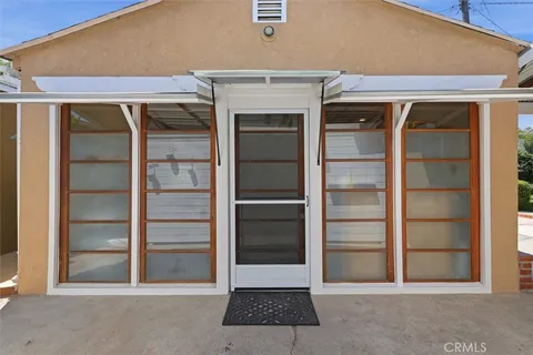 a view of entryway front of house