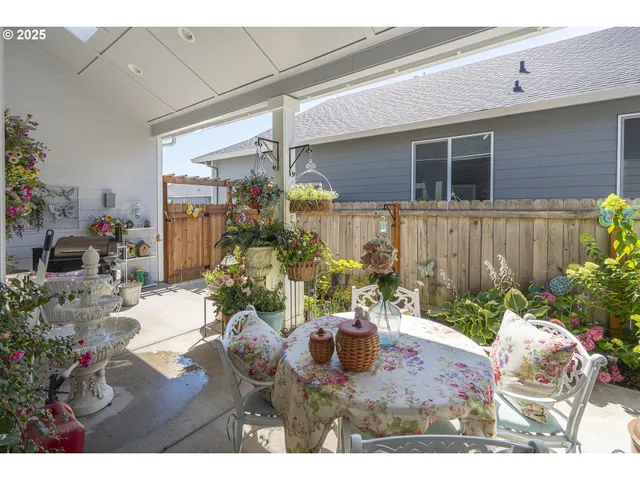 $555,000 | 1002 Chestnut Street, Independence, OR 97351