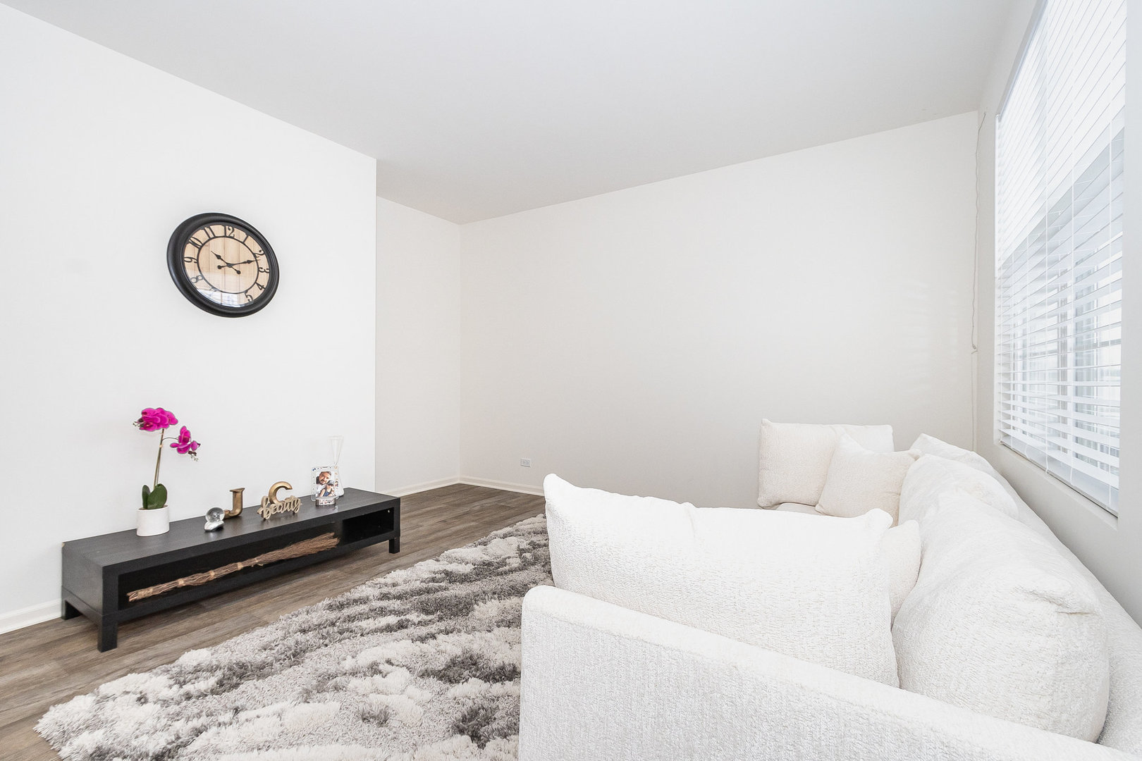 382 Hemlock Lane Oswego, IL 60543 - Photo 5 of 17 a living room with furniture
