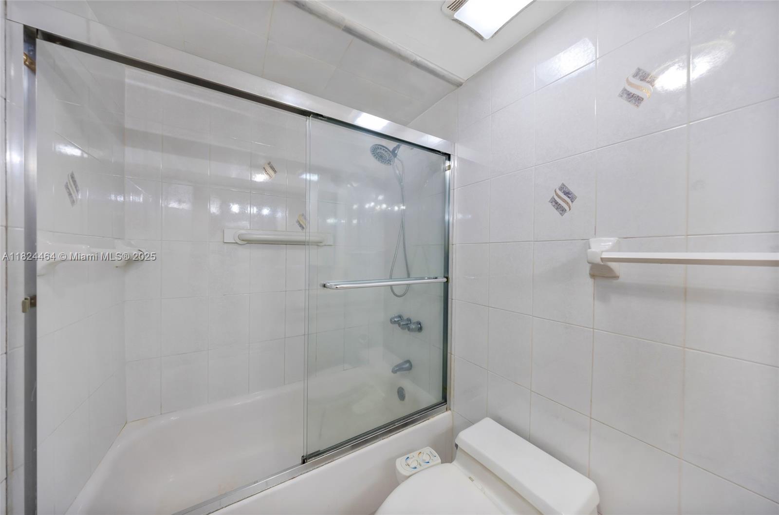 5401 Collins Avenue, Unit 419 Miami Beach, FL 33140 - Photo 31 of 81