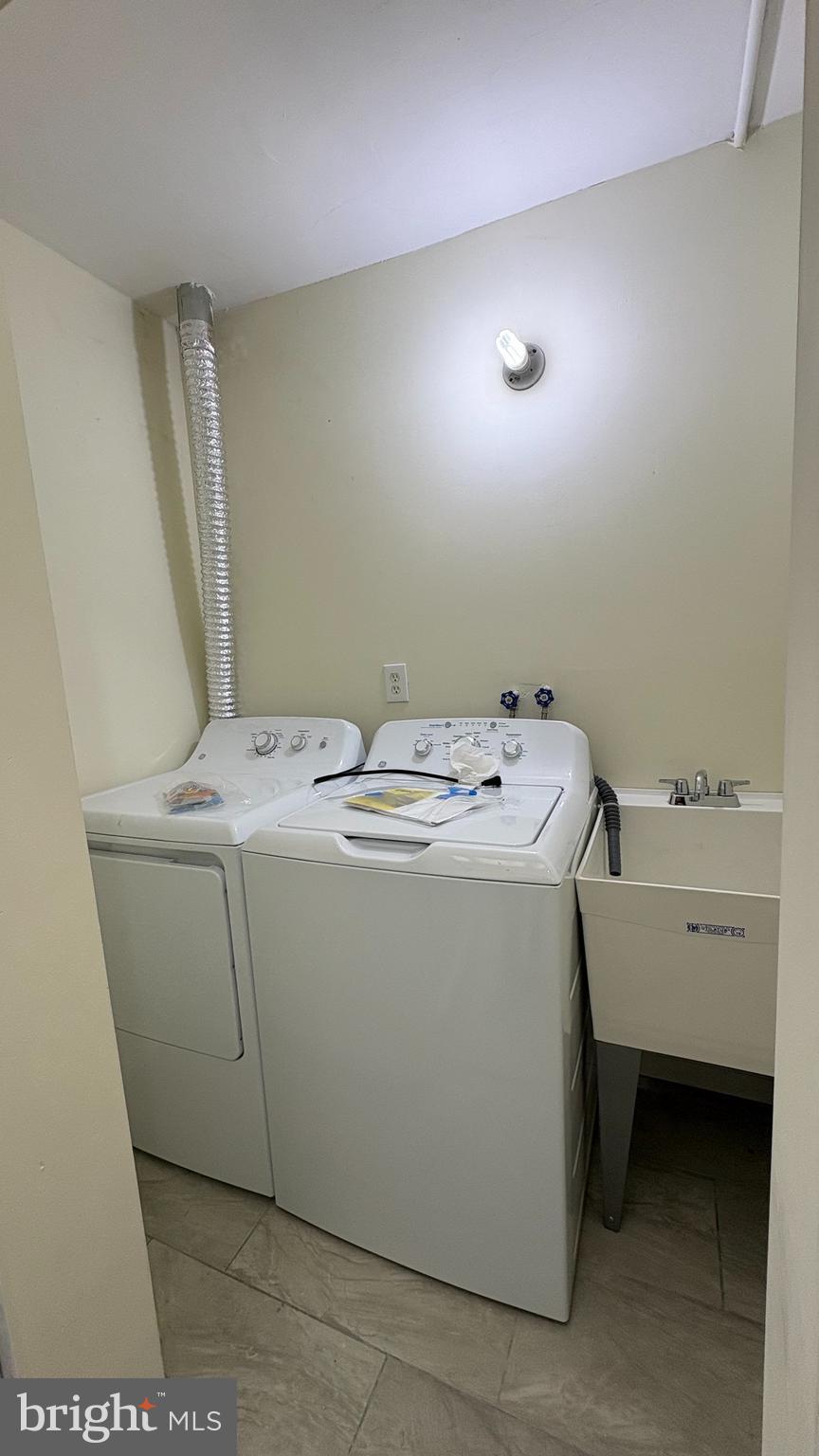 228 North 10th Street, Unit 4F Philadelphia, PA 19107 - Photo 6 of 9 a utility room with dryer and washer