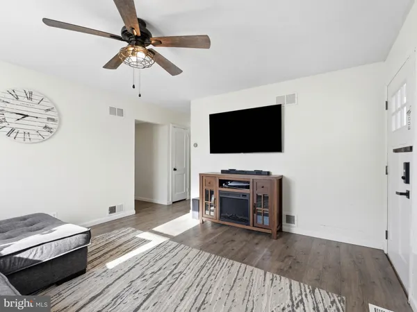 $295,000 | 401 Woodbury Terrace, West Deptford, NJ 08086