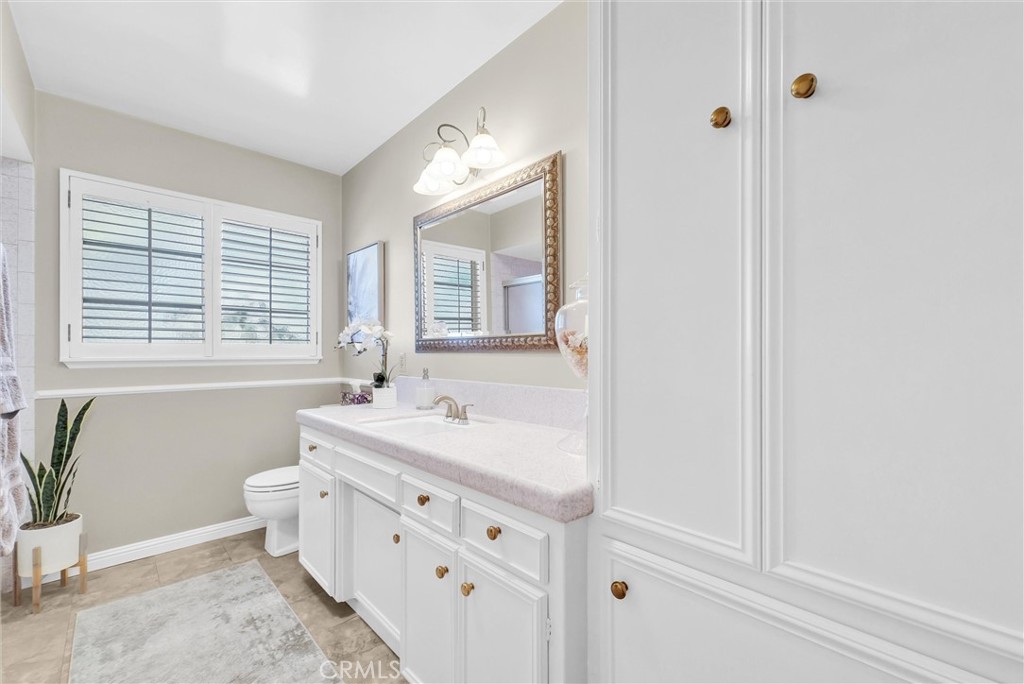 256 East Monterey Road Corona, CA 92879 - Photo 21 of 32 a bathroom with 2 sink tub and a mirror