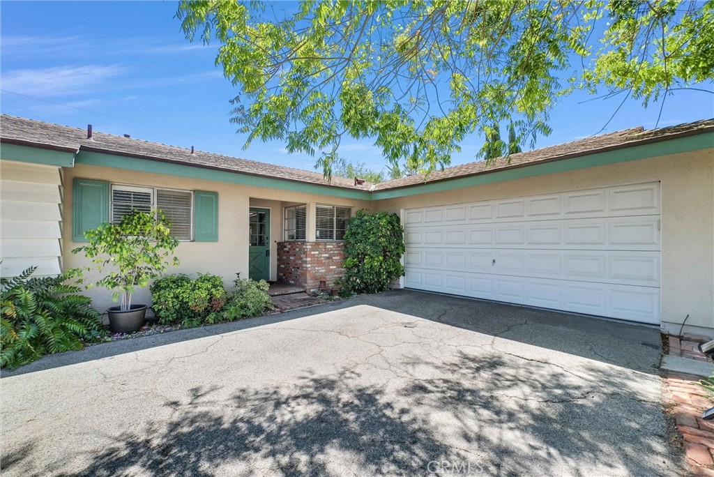 256 East Monterey Road Corona, CA 92879 - Photo 3 of 32 a backyard of a house