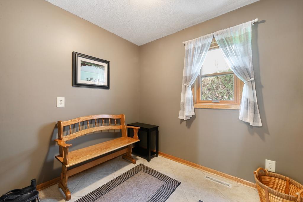 947 Savannah Road Eagan, MN 55123 - Photo 3 of 27 Gallery Image 3