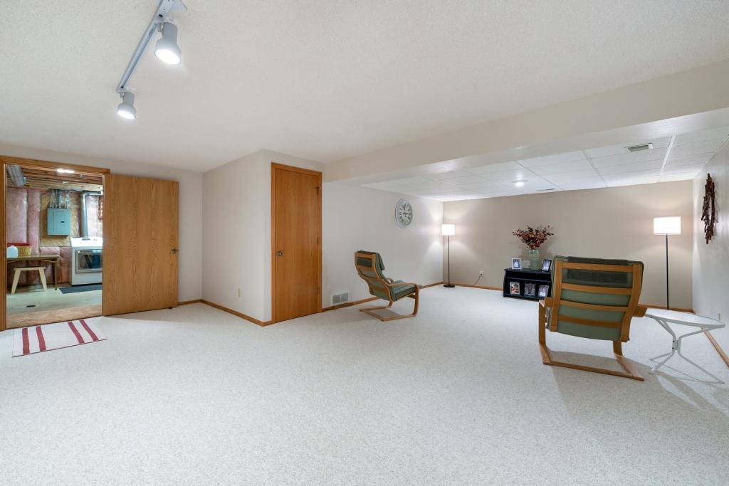 947 Savannah Road Eagan, MN 55123 - Photo 22 of 27 Gallery Image 22