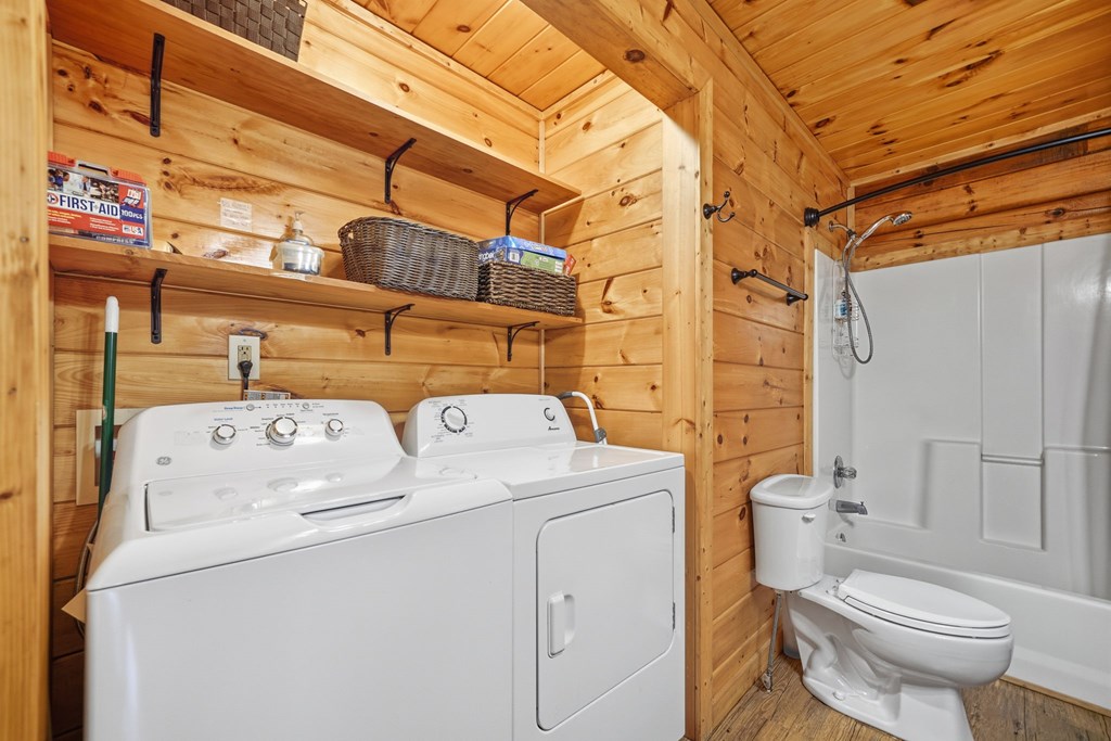 25 Foster Lane Morganton, GA 30560 - Photo 18 of 28 a utility room with dryer and washer
