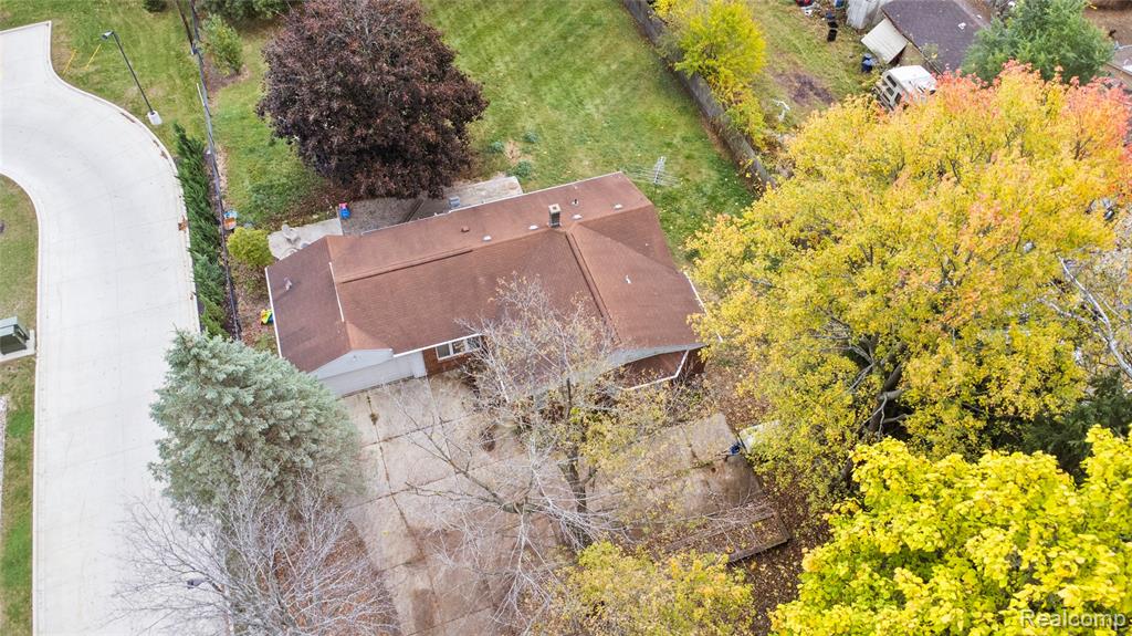 2124 Welch Road Walled Lake, MI 48390 - Photo 10 of 31 Gallery Image 10