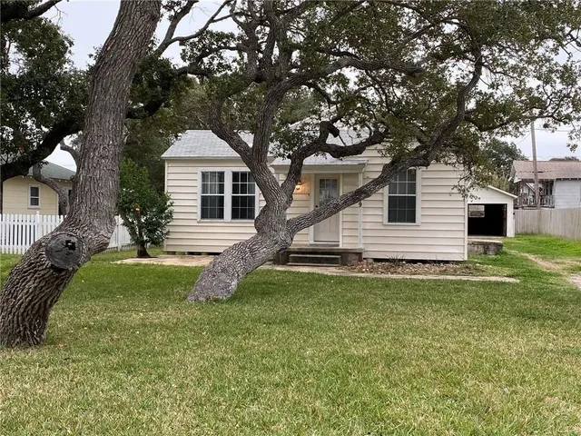 $1,450 | 209 South Whitney Street, Aransas Pass, TX 78336