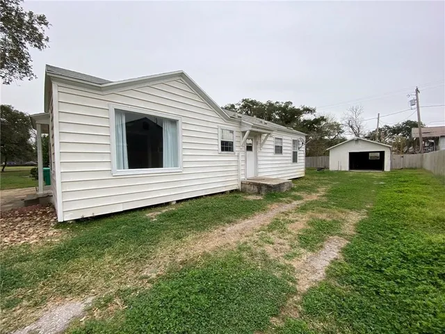 $1,450 | 209 South Whitney Street, Aransas Pass, TX 78336