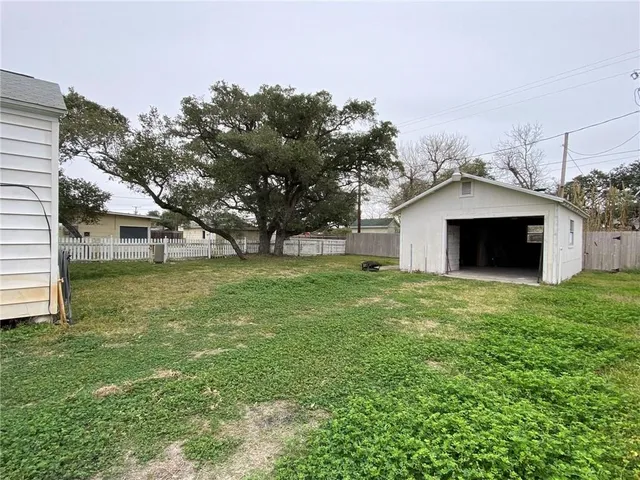 $1,450 | 209 South Whitney Street, Aransas Pass, TX 78336