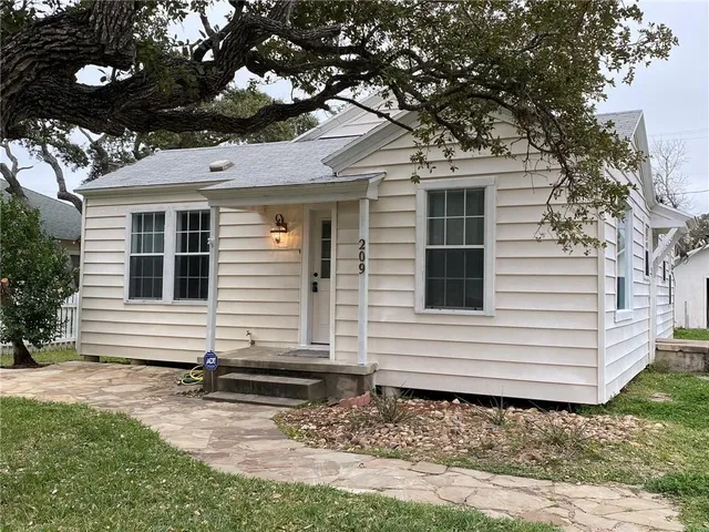 $1,450 | 209 South Whitney Street, Aransas Pass, TX 78336