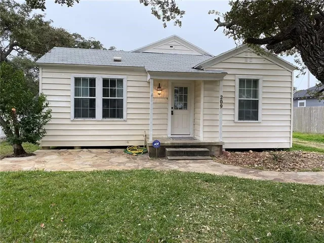 $1,450 | 209 South Whitney Street, Aransas Pass, TX 78336